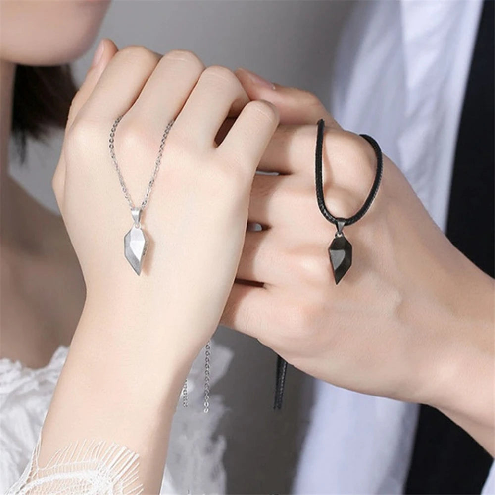 Colar com pingente de casal de boa qualidade simples eletrocardiograma, coração magnético, colar com pingente de emenda presente de dia dos namorados