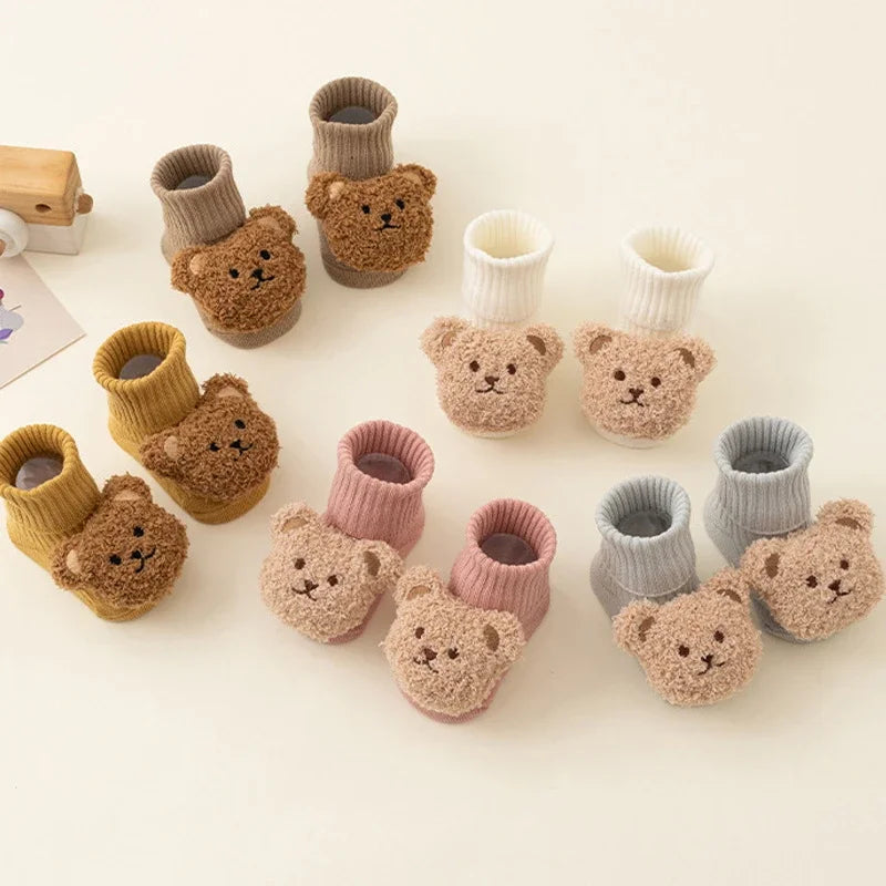 Meias de bebê fofas de urso de desenho animado para meninos e meninas, meias de inverno de algodão macio com sola antiderrapante para recém-nascidos, meias grossas e quentes para crianças